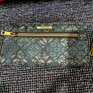 Travelon wristlet, blue flower print with front zipper pocket & zipper closure